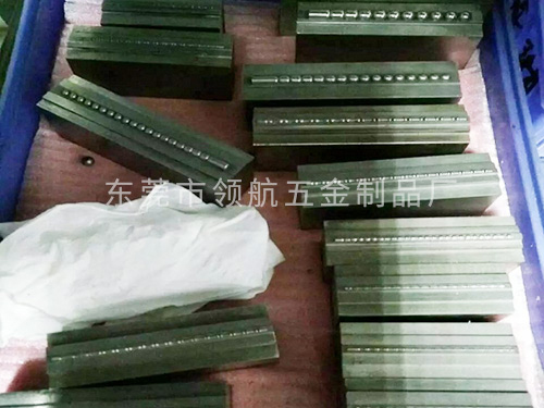 专业设计五金珠链模具...